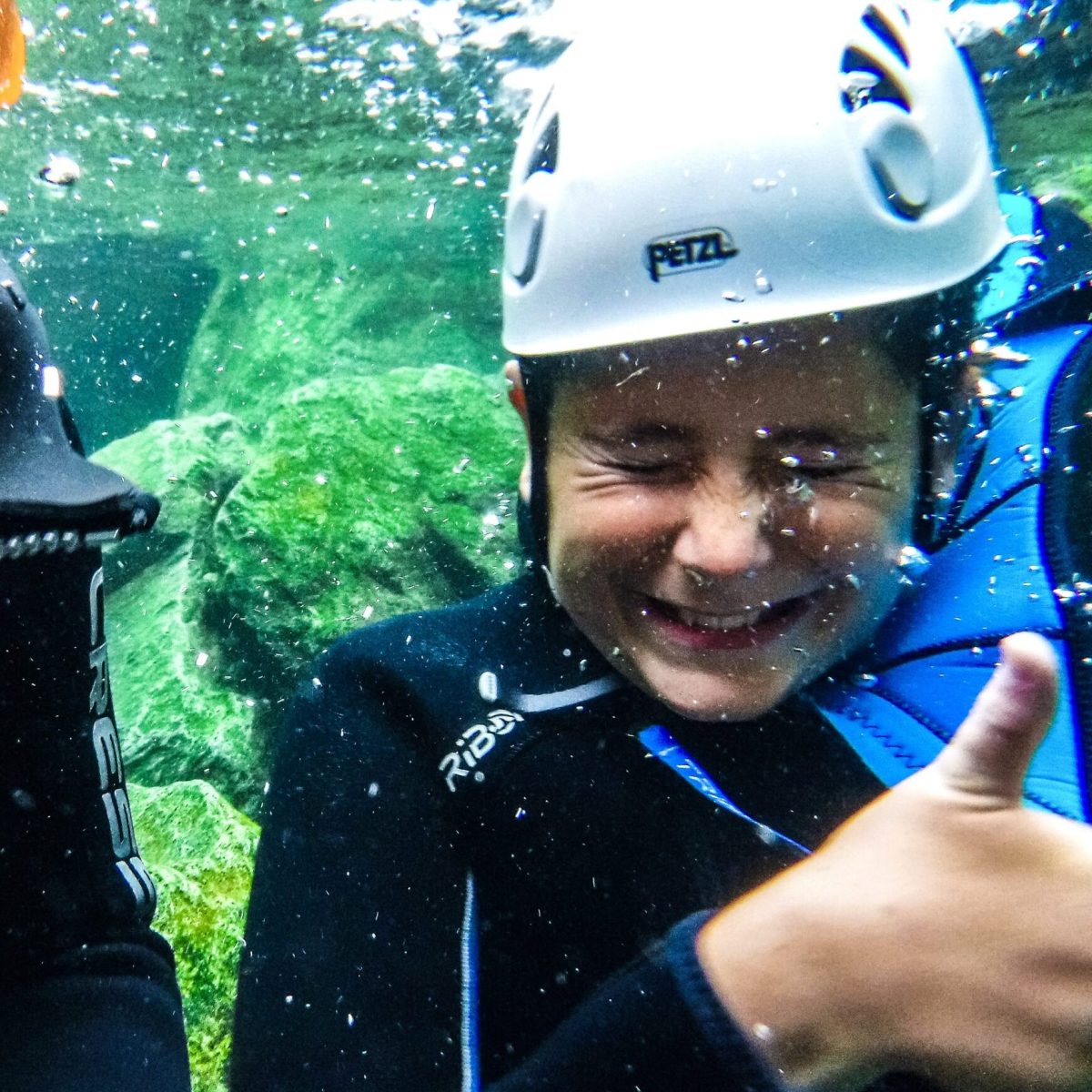 Attività outdoor per bambini in montagna canyoning tour ideale per la famiglia